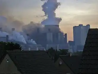 Das brennende Kraftwerk Niederaußem am frühen Morgen des 9. Juni 2006