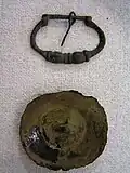 Gürtelschnalle und Schildbuckel aus Bronze