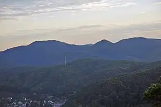 Großer Mückenkopf (links im Hintergrund), im Vordergrund die Stadt Dahn sowie der Kauert