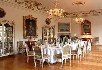 Tafel mit Tafelaufsatz aus Nymphenburger Porzellan