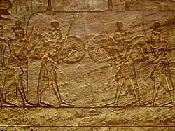 Darstellung der Scherden im großen Tempel von Abu Simbel (Original und Zeichnung nach James H. Breasted)