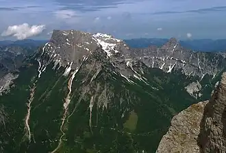 Das Buchsteinmassiv mit den Gipfeln des Großen Buchsteins und der St. Gallener Spitze, sowie der Gipfel des Kleinen Buchsteins (rechts)