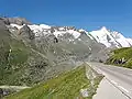 Blick von Schöneck an der Gletscher­straße Richtung Glockner