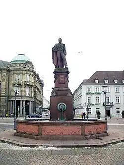 Großherzog-Ludwig- Brunnen, Polizeirevier und Hotel Kaiserhof