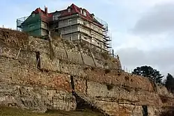 Oben über den Mauern steht das Max-Klinger-Haus