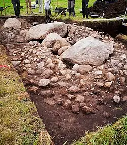 Die freigelegten Decksteine und die umgebende Steinpackung