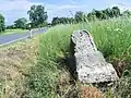 verwitterter Halbmeilenstein an der S 11 bei Großbardau