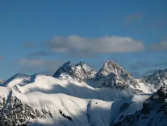 Schneebedeckter Fürschießer (Allgäuer Alpen, 2271 m, links) in scharfem Kontrast zum felsigen Großen Krottenkopf (2656 m, rechts)