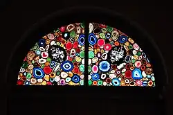 Innenansicht Achat-Steinschnitt-Fenster von Sigmar Polke über dem Hauptportal