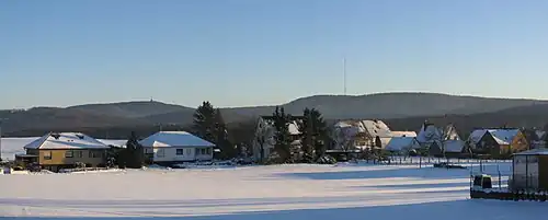 Links die Grotenburg mit dem Hermannsdenkmal und rechts der Bielstein