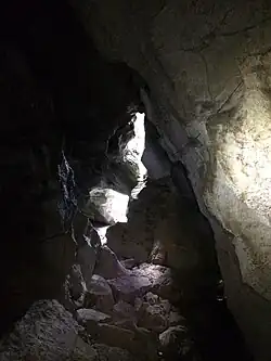 Galerie beim Eingangsbereich der Höhle