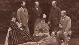 Im Garten rechts sitzend: Disraeli (2.&nbsp;Januar&nbsp;1874)