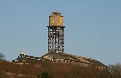 Förderturm nach Entfernung der Eindeckung sowie der abschließenden Feuerschale