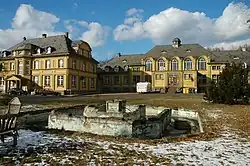 Herberge und Saalbau. Im Vordergrund Brunnenanlage