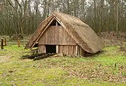 Rekonstruiertes Grubenhaus im Freilichtmuseum des Vereins