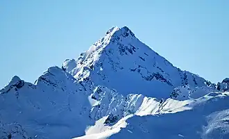 Hintere (links) und Vordere Grubenwand von Nordosten, links vorgelagert die Schöntalspitze