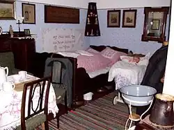 Blick in den Wohn- und Schlafbereich der Gesindewohnung