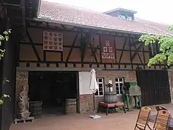 Ostseite des Dreiseitenhofes mit Ausstellungen zur Geschichte der Stadt und zum lokalen Weinbau