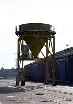 Großer Trichter in einem Hafen