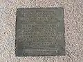 Bronzetafel mit Inschrift auf der neuen „Gruft“