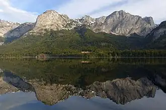 Blick über den Grundlsee zum Backenstein (links) und Reichenstein (rechts)