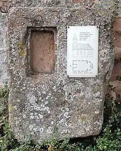Grundstein der Heilig-Kreuz-Kirche mit Gedenkplakette
