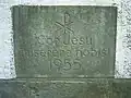 Der Grundstein zeigt das Christusmonogramm und trägt die Inschrift „Cor Jesu, miserere nobis! 1955“ (Herz Jesu, erbarme dich unser!).