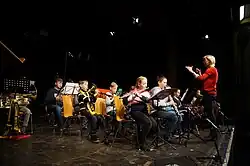 Kinder spielen Instrumente auf einer Bühne