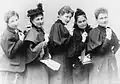 Anita Augspurg, Marie Stritt, Lily von Gizycki, Minna Cauer und Sophia Goudstikker (von li. nach re.), um 1894