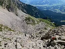 Bergsteiger im Gamsängersteig vor der Rote-Rinn-Scharte, unterhalb Gruttenköpfle und Gruttenhütte