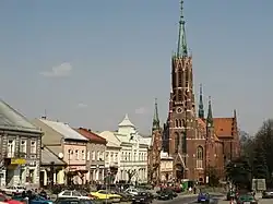 Marktplatz in Grybów mit der neogotischen Pfarrkirche nahe der DK28