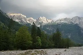 von links: Grykat e Hapëta, Maja e Brijasit (2529&nbsp;m&nbsp;ü.&nbsp;A.) und Maja e Zhaporës (2561&nbsp;m&nbsp;ü.&nbsp;A.) von Norden