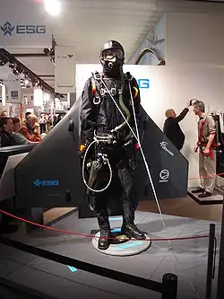 Vorderansicht des Gryphon-Fluganzugs