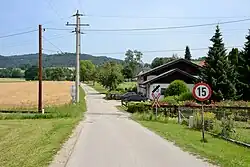 Nicht tech­nisch ge­si­cher­te Eisen­bahn­kreu­zung mit stra­ßen­ver­kehrs­sei­ti­ger Ge­schwin­dig­keits­be­schrän­kung