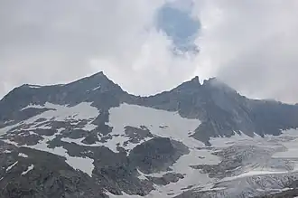 Die Reggenspitze (ganz links) gesehen vom Simonysee. Daneben die Vordere Gubachspitze, der Ostsporn der Hinteren Gubachspitze und die Hintere Gubachspitze (von links nach rechts)