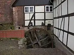 Mühlenrad zwischen Haupthaus und Anbau