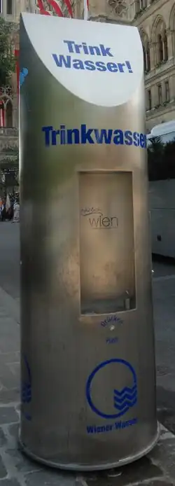 Euro-Trinkbrunnen über Hydrant verkrant, Wien