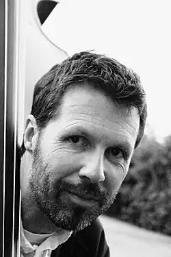 Portraitfoto von Guido Jäger mit Kontrabass in schwarzweiss