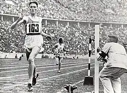 Der spätere Olympiasieger Gunnar Höckert gewinnt seinen Vorlauf über 5000 Meter 1936 vor dem Briten Frank Close (576)