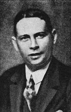 Gesichtsaufnahme von vorne ab Brustkorb in schwarzweiß.