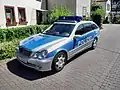 Streifenwagen Mercedes-Benz C-Klasse in blau-silberner Farbgebung