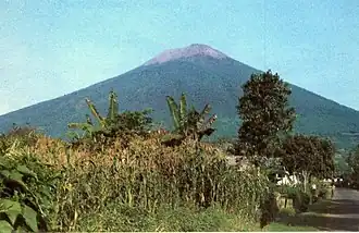 Blick auf den Slamet vom Dorf Kutabawa