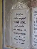 Grabstein von Tomaž Inzko in der Friedhofskapelle mit slowenischer Inschrift