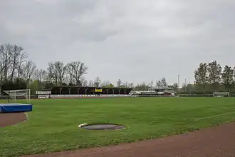 Stadion: Blick Richtung überdachter Tribüne