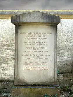 Gustav Alfred Senn-Bernoulli (1875–1945) Botaniker. Schwiegersohn, Gustav Georg Stutz-Senn (1897–1961) Psychiater. Familiengrab: Senn-Bernoulli-Stutz. Familiengrab auf dem Friedhof Wolfgottesacker, Basel