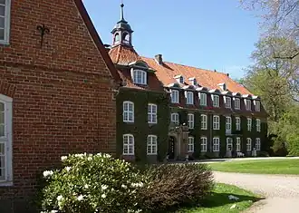 Herrenhaus und Kavaliershaus (links)