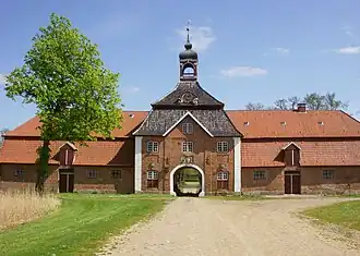 Das Torhaus vom Hof aus gesehen