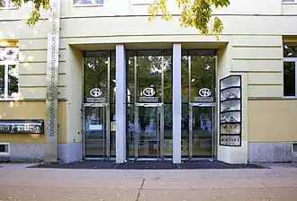 Das Hauptportal der Schule