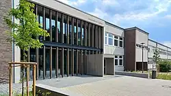 Alter Westflügel (rechts) und neuer Oberstufenstrakt (links) des Gymnasiums Lohne