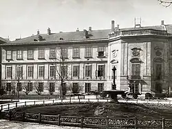 Das ehemalige Palais Kaunitz-Esterházy (zuletzt Mariahilfer Gymnasium) – Ostfassade, Foto: A. Stauda, 1906